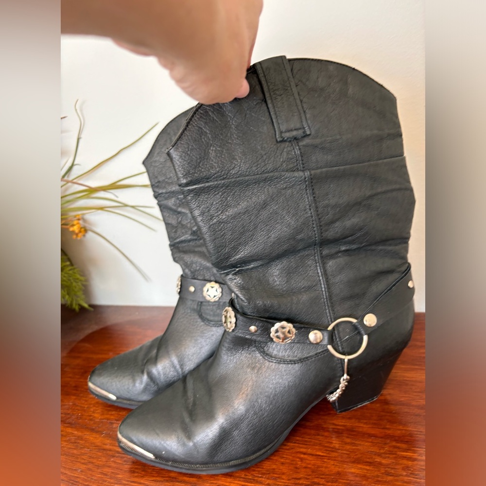 Dingo Black leather OLIVIA boots size 9.5 GUC silver concho accents